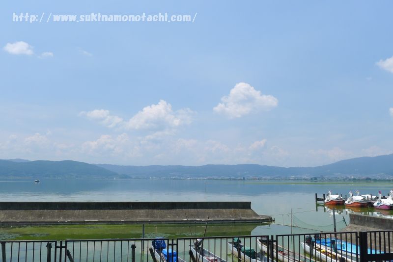 諏訪湖の湖畔　夏の空には白い雲が浮かんでいる